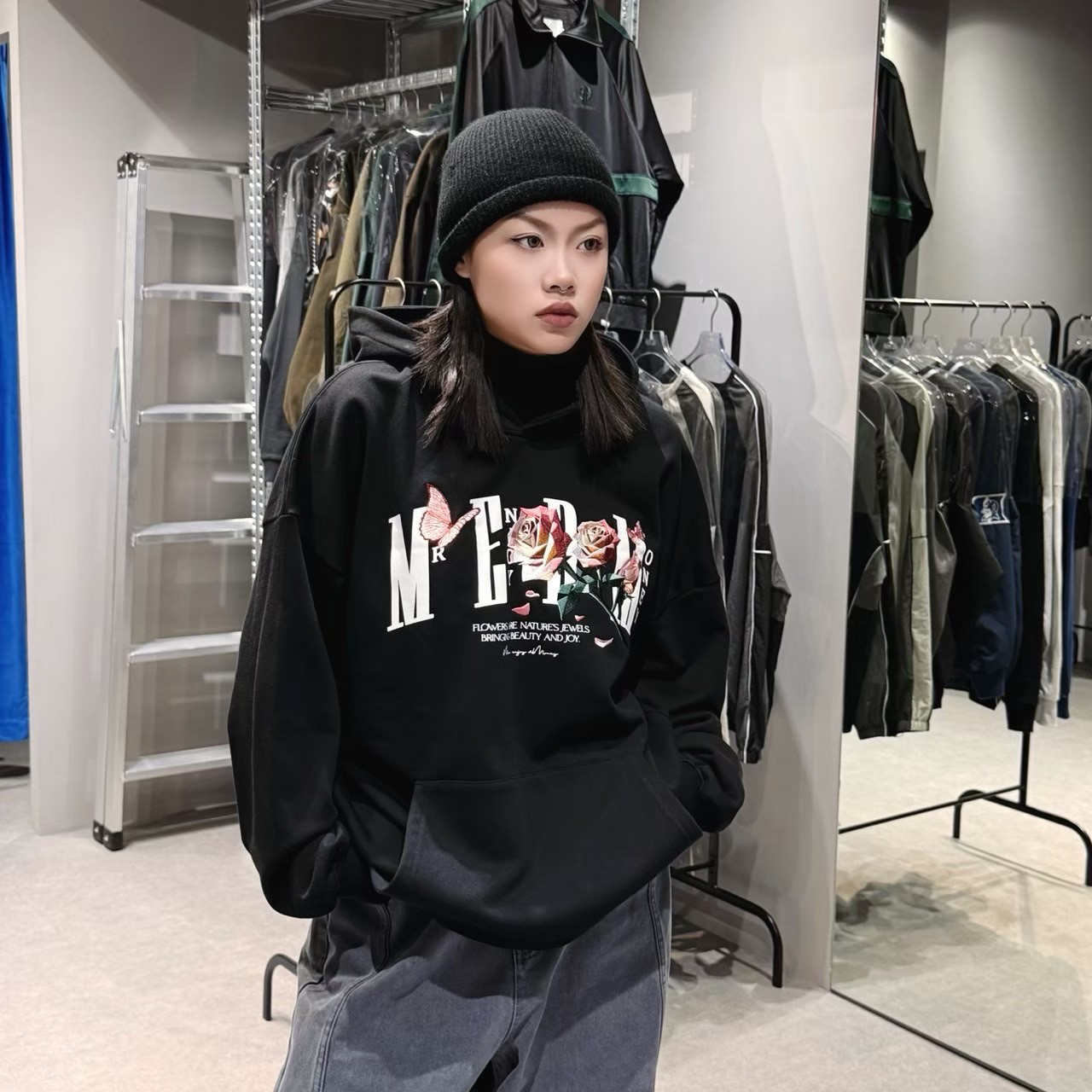 MEDM摺紙玫瑰刺繡帽T/黑